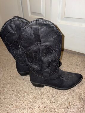 Women's Black Western Heeled Boots with Embroidered Detail